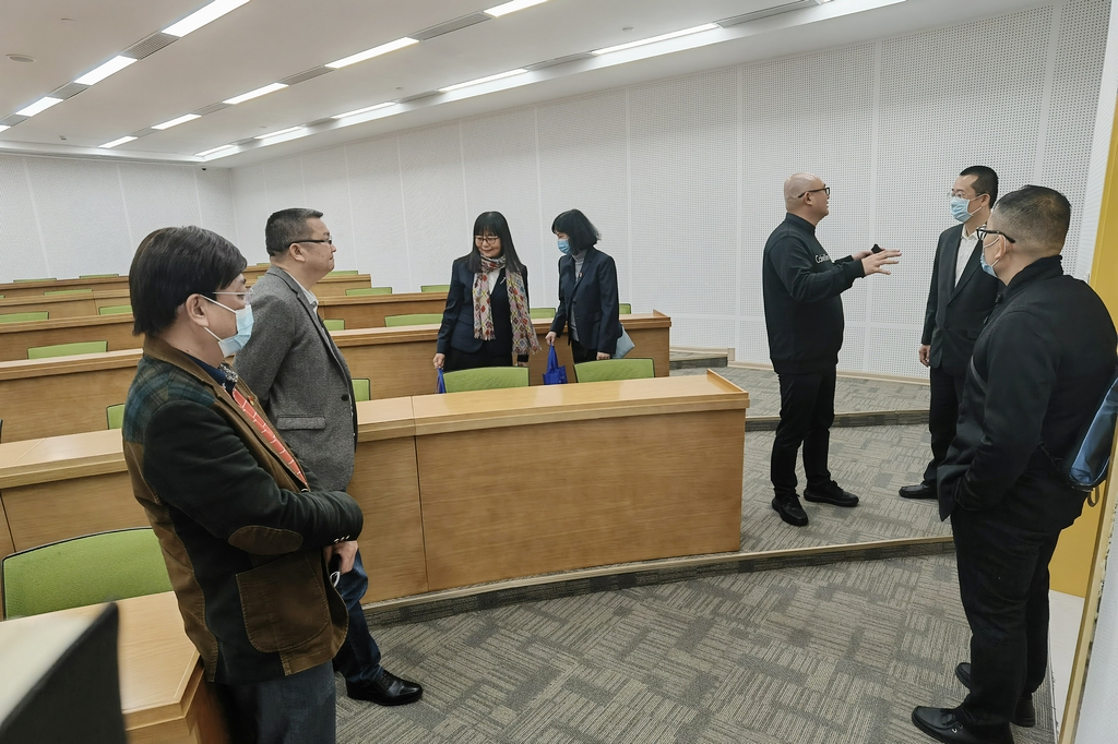 参观北外佛山研究生学院会议室 参观北外佛山研究生学院会议室
